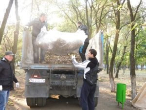 Волонтеры ДТЭК ШУ им Героев Космоса грузят в машину собранный мусор