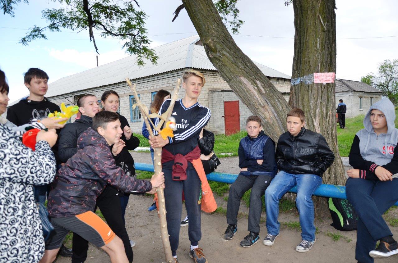 Школьники вместе с родителями веселились и играли в веселые старты_1