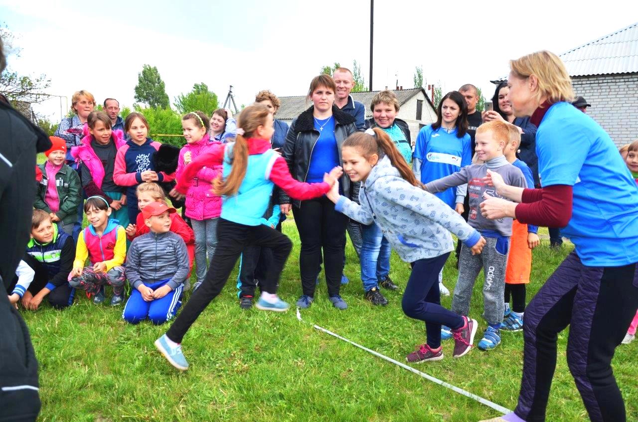 Школьники вместе с родителями веселились и играли в веселые старты_5