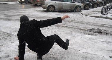 падати