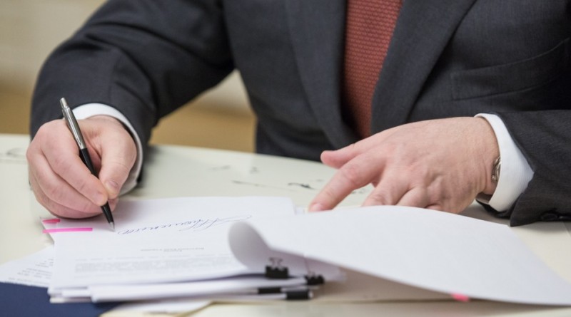 Порошенко подписал Закон