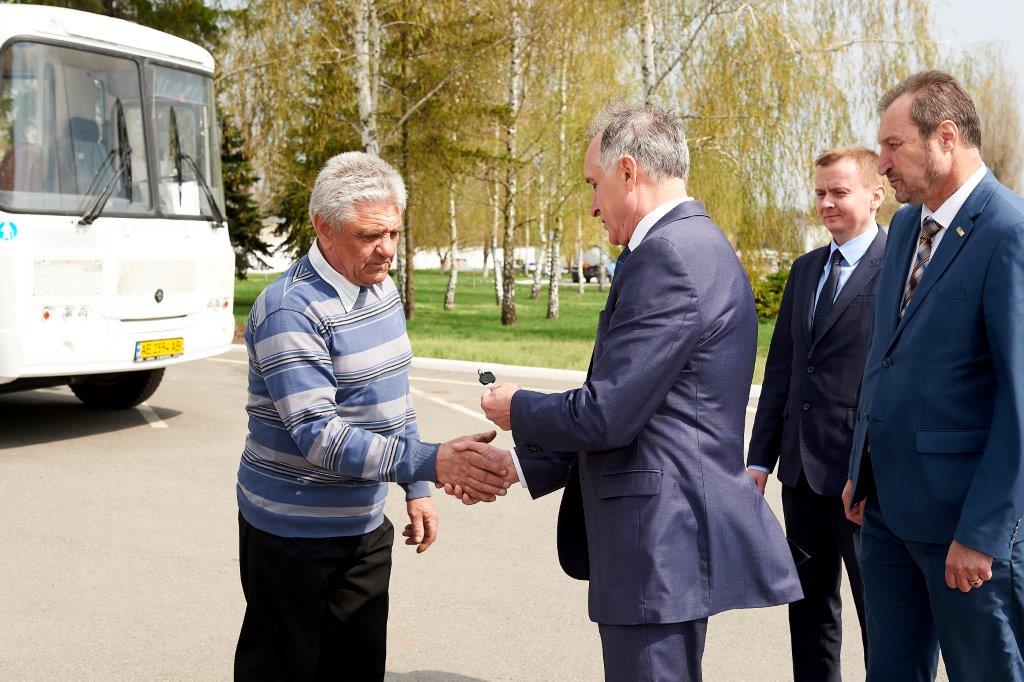 Генеральный директор Сергей Воронин вручает ключи от нового автобуса водителю Павлоградской автобазы