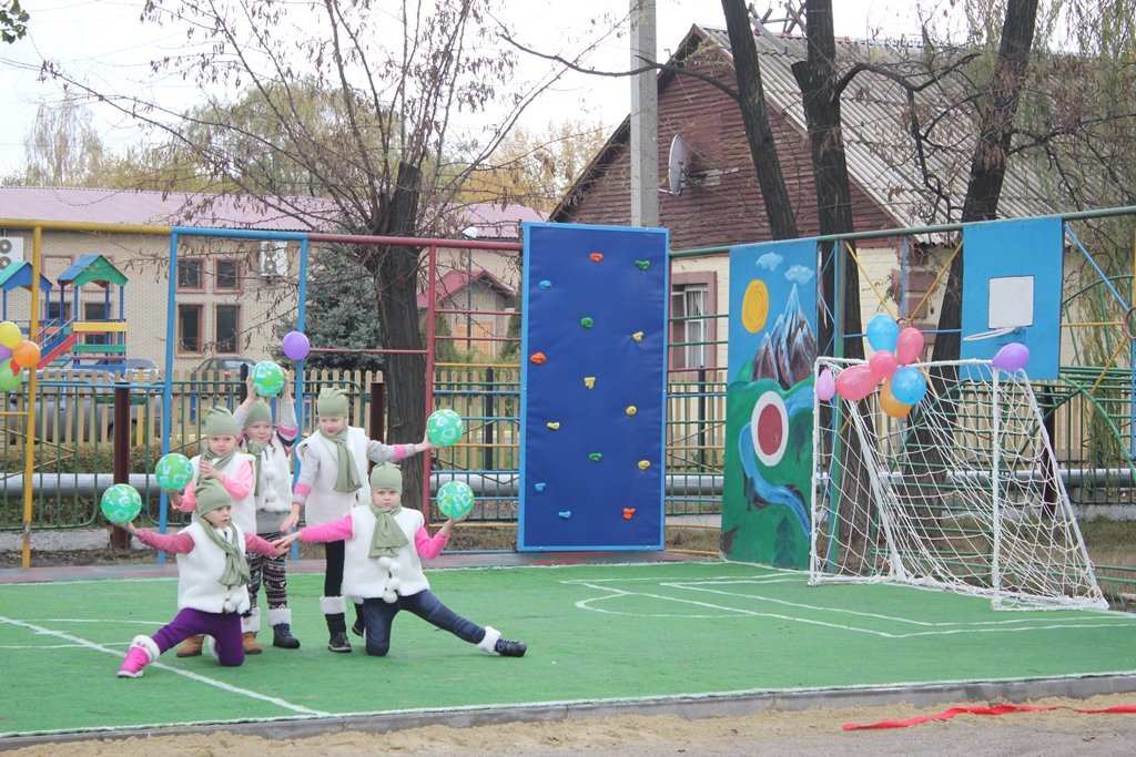 Першотравенск. Спортивная площадка в Черемушках