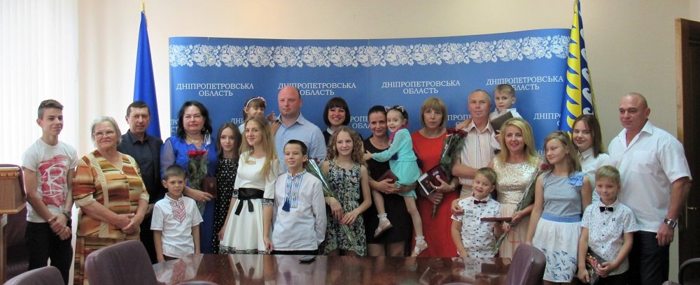 Четыре мамы из Днепра получили государственные награды