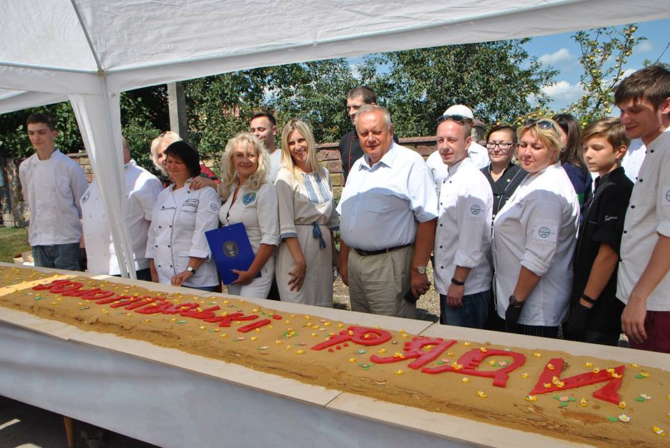 самый большой торт-медовик