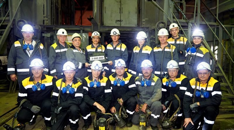 Коллектив ДТЭК ШУ им. Героев космоса вручает символическую глыбу руковод...