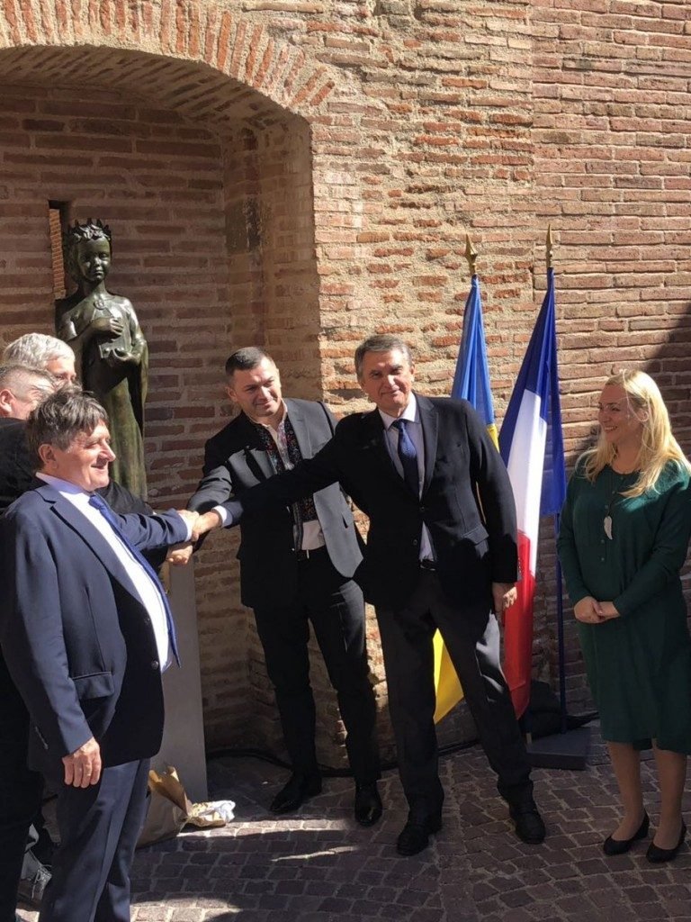 Памятник Анне Ярославне