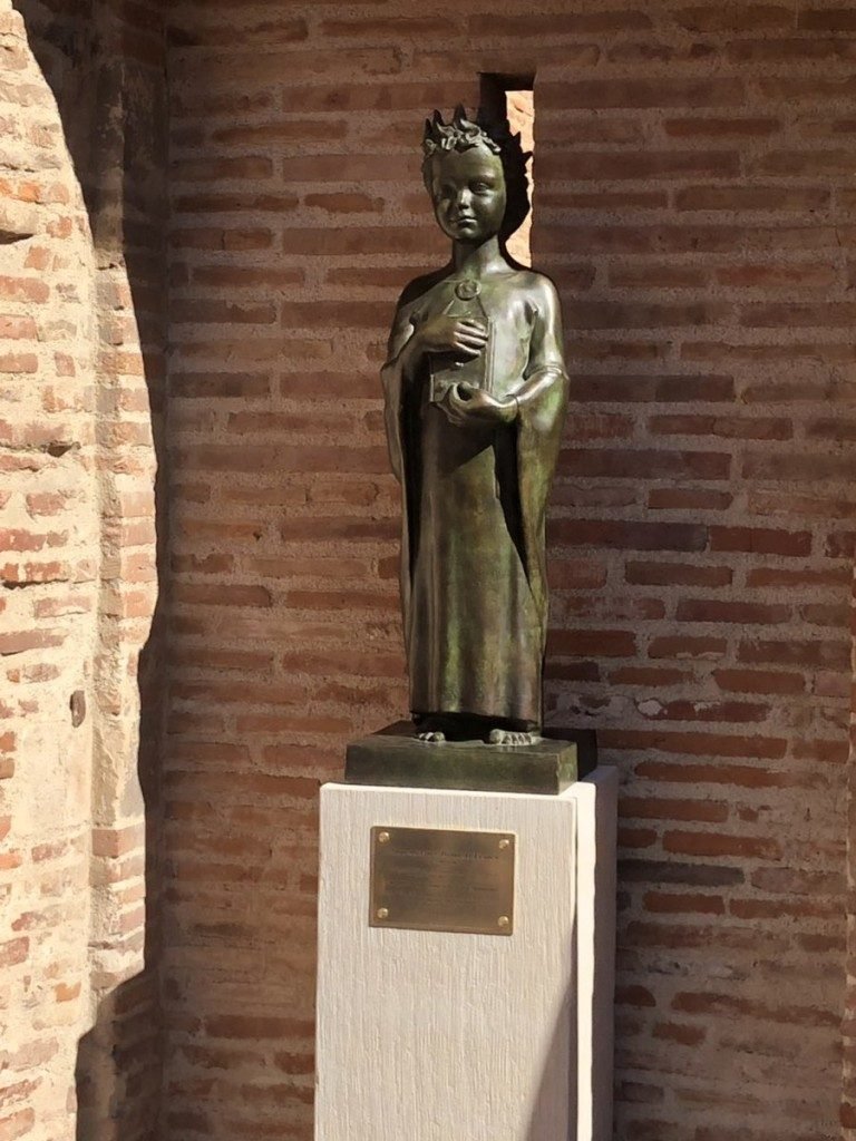 Памятник Анне Ярославне