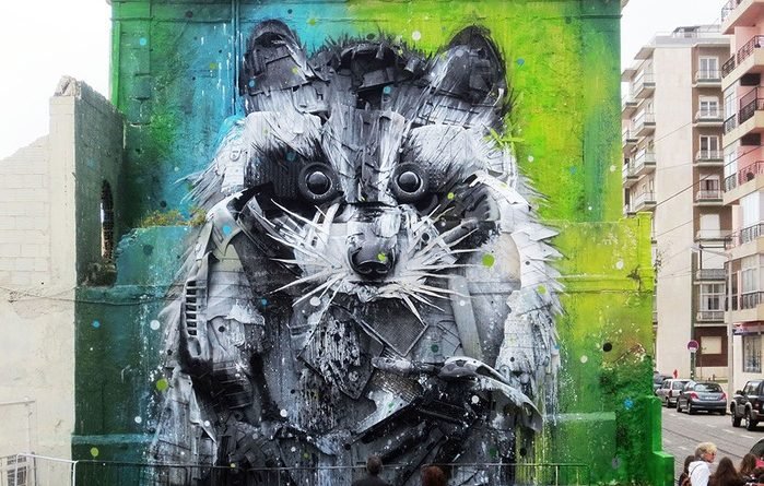 художник создает картины из мусора