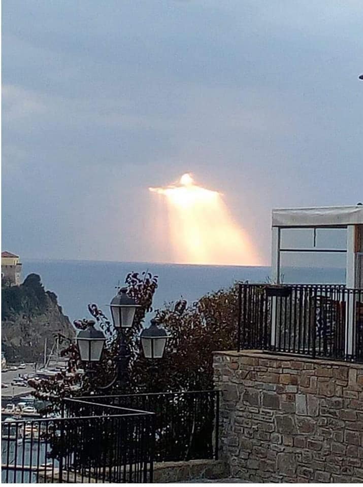 облик Иисуса Христа в небе Италии