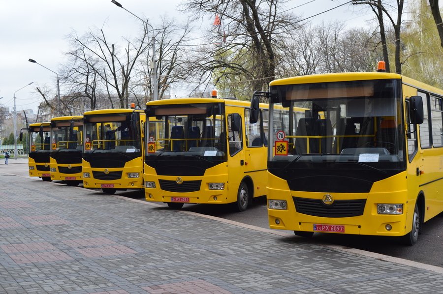 Саме цей новенький шкільний автобус вирушить сьогодні у Новопокровську ОТГ