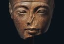 скульптура голови фараона Тутанхамона
