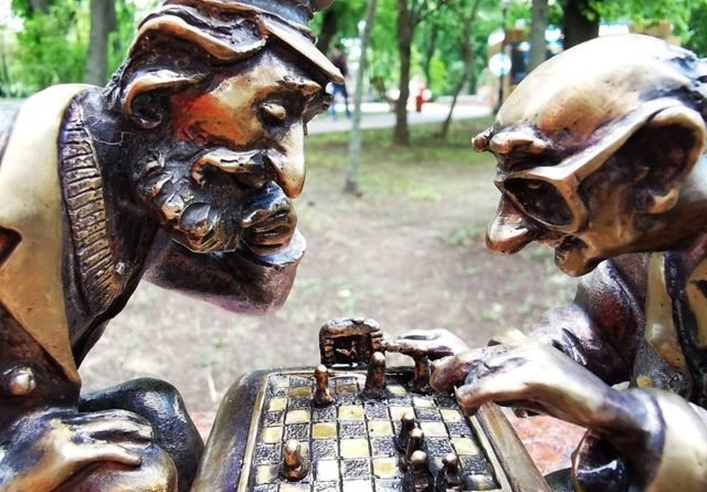 мини-скульптура_шахматисты