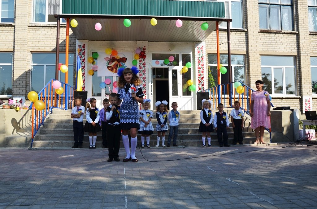 Перша лінійка на шкільному дворі