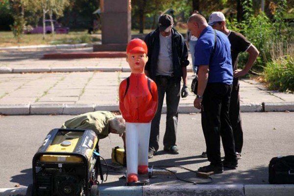 різнокольорові фігурки школярів_Марганець