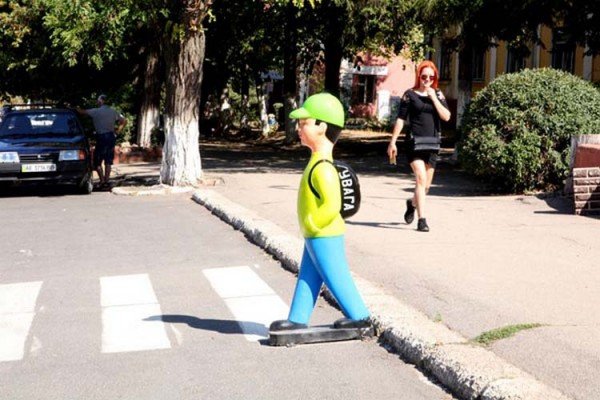 різнокольорові фігурки школярів_Марганець