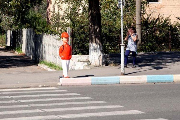 різнокольорові фігурки школярів_Марганець