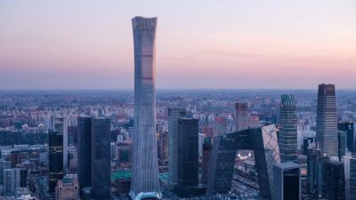 Небоскреб CITIC Tower, возведенный американским дизайнерским бюро Kohn Pedersen Fox, стал четвертым самым высоким небоскребом Китая и восьмым самым высоким небоскребом мира. Высота нового здания 528 метров. В небоскребе, который еще называют Чайна-Цзунь, 109 этажей. Самый высокий небоскреб китайской столицы расположен в центральном районе города. Он очень сильно выделяется на фоне городского пейзажа. Фото: hgesch.de По словам архитекторов, вдохновением для формы башни стал древнекитайский ритуальный сосуд цзунь, первые археологические находки которого датированы бронзовым веком. Широкая у основания башня сужается в середине и снова расширяется на верхних этажах. Экспресс-инфо по стране Фото: hgesch.de Дизайнерское бюро Kohn Pedersen Fox, основанное в 1974 году, является автором множества высотных зданий по всему миру, в том числе четырех зданий, входящих в список 10 самых высоких зданий мира. Фото: hgesch.de Фото: hgesch.de Как сообщал «Вокруг Света. Украина»,