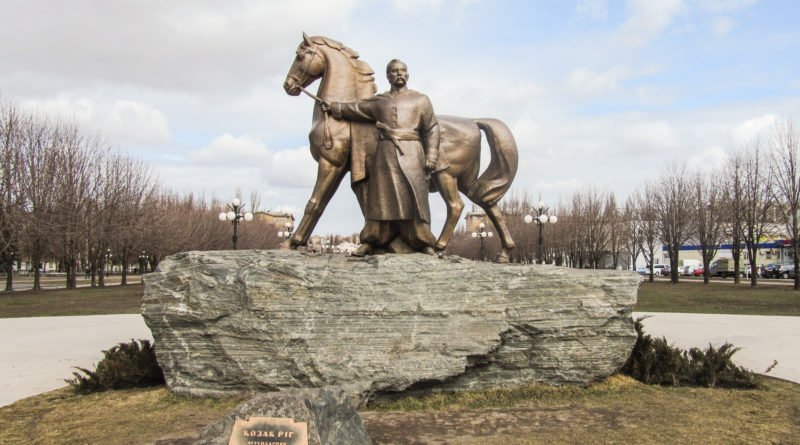 Памятник_Казаку_Рогу_в_городе_Кривой_Рог