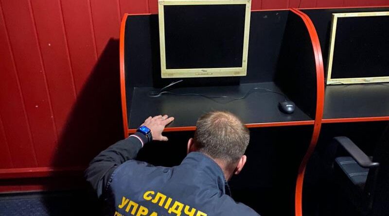 На Дніпропетровщині поліцейські слідчого управління припинили роботу нелегальних гральних закладів. У місцях незаконного проведення азартних ігор провели 18 обшуків та вилучили комп’ютерне обладнання. Слідчі заходи відбулися у Дніпрі та Кам’янському. Попри заборони правоохоронці виявили працюючими 11 гральних залів у місті Кам’янське та ще 7 – у Дніпрі. Загалом за результатами обшуків у підпільних казино вилучено майже 200 системних блоків, монітори, комп’ютерне обладнання, гральні автомати та гроші. Також на місці перебували працівники клубів та гравці. Все вилучене слідчі направили на проведення експертизи. За даним фактом відкрито кримінальне провадження за ознаками злочину, передбаченого ч. 1 ст. 203-2 Кримінального кодексу України (незаконна діяльність з організації або проведення азартних ігор, лотерей). Зараз поліцейські встановлюють організаторів незаконного бізнесу. Їм загрожує штраф від 10 до 40 тисяч неоподатковуваних мінімумів доходів громадян.
