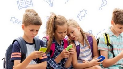 діти_мобільний телефон