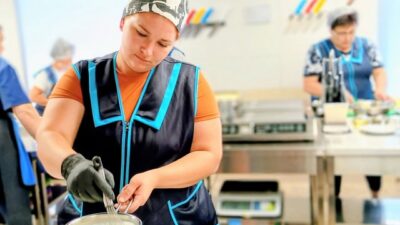 На Дніпропетровщині кухарів шкільних їдалень навчають готувати за новими стандартами На Дніпропетровщині кухарів шкільних їдалень навчають готувати за новими стандартами