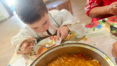 У Покрові відтворили атмосферу родинної кухні з борщем і пампушками