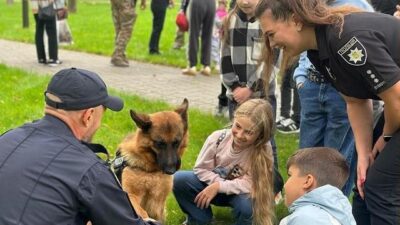 Хвостаті правоохоронці: у Покрові показали дітям роботу кінологів